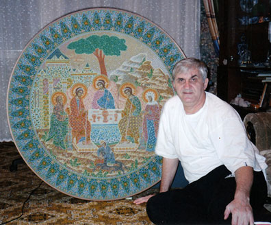 Иконописец Юрий Кузнецов у своей тысячной иконы «Троица Ветхозаветная»  2005 г.